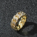 Dettaglio dell'anello a maglia cubana da 8mm in oro con pavé di pietre di zircone - US 7 / Oro