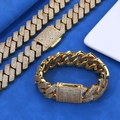 Vista macro de conjunto de cadena cubana dorada con circonitas sobre terciopelo azul - Collar de 24 pulgadas / Dorado