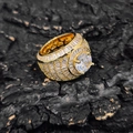 Herren Hip-Hop Ring vergoldet mit großem Zirkonia und funkelnder Pavé-Fassung - US 8 / Gold