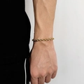 Bracelet torsadé pour homme en acier inoxydable plaqué or 18 carats porté sur poignet - Largeur 5mm-Longueur 22.86cm / Or