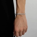 Pulsera tenis clásica de plata con circonitas cúbicas puesta en la muñeca - Platino (4mm)/6 Pulgadas