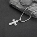 Collana con croce d'argento con pendente in zirconi e catena a corda su superficie di roccia - Argento + Catena Twist da 24 pollici*3mm