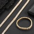 Makroaufnahme von Goldschmuck-Set mit Baguette-geschliffenen Zirkonia-Steinen - Armband 7 Zoll / Gold