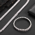 Makroaufnahme von 8mm Silber-Hiphop-Halskette und Armband-Set mit Baguette-Zirkonia - 24-Zoll-Halskette / Platin