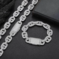 Détail macro du collier et bracelet à maillons marins 16 mm sertis de zircons - Collier 24 pouces / Or Blanc