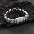 Luxuriöses 12mm Hip-Hop-Armband in Silber mit blauen Zirkoniasteinen auf dunklem Holzgrund - Aquablauer Zirkonia / 8 Zoll
