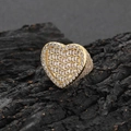 Dettaglio di un anello hip-hop a forma di cuore con zirconi a baguette e zirconi tondi - US 7 / Oro