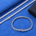 Detail von Silber-Moissanit-Tennisarmbändern mit klassischer Krappenfassung auf Samt - 20 Zoll (50.80cm) / 6mm Breite / Weißgold