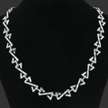 Collar de aleación plateada con eslabones geométricos en Z en un busto de terciopelo - Collar