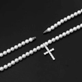 Makroaufnahme einer Perlenkette mit einem silbernen Kreuzanhänger und funkelndem Zirkonia - 24 Zoll (60.96cm) / Kleiner Kreuzanhänger (8mm)