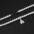 Makroaufnahme der Perlenkette mit funkelndem A-Buchstaben-Anhänger und Schraubverschluss - 24 Zoll (60.96cm) / Buchstabenanhänger (8mm)