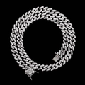 Dettaglio della catena cubana argento da 9mm con pavé di zirconi e chiusura a doppia sicurezza - 24 pollici / Platino