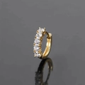 Detailansicht der goldenen Creolen mit fünf rund geschliffenen Zirkonia-Steinen - Gold Stück / Gold