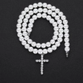 Dettaglio del ciondolo a croce con cristalli e perle bianche tonde su sfondo nero - 18 Pollici (45.72cm) / Bianco (10mm)