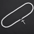 Vista macro di perle bianche e un ciondolo a croce d'argento con zirconi scintillanti - 18 Pollici (45.72cm) / Bianco (8mm)