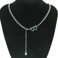 Collana a catena spessa argentata con pendente a lettera B su busto in velluto nero - Argento