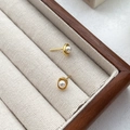 Eleganti orecchini di perle in argento S925 placcato oro su un vassoio per gioielli - Argento 925 / Oro