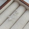 Pendientes de gato minimalistas en plata S999 con colgante de cola en bandeja beige - Cierre de rosca / Plateado