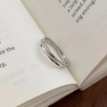 Eleganter S999 Sterlingsilber Wellenring mit polierter Oberfläche auf einem Buchhintergrund - Einstellbar Offen / Silber (Herren)
