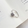 Anillo de flor vintage de plata S999 con circón sobre una página de libro - Abierto Ajustable / Oro Blanco