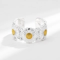 Anello margherita regolabile in argento S925 con accenti dorati e petali a rilievo - Aperto Regolabile / Argento e Oro