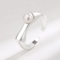 Minimalistische S925 zilveren open ring met witte zoetwaterparel en een golvende band - Verstelbaar Open / Zilver