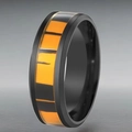 Anillo de acero inoxidable negro para hombre con un diseño de incrustación geométrica naranja - US 6 / Anillo ancho de retazos geométricos modernos (14-D-4) / Negro