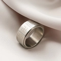 Gros plan d'une bague rotative en acier inoxydable de 12 mm avec gravure. - Taille 5 / Style Symbole Bouddhiste (4-C-4) / Acier