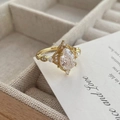 Anillo vintage de plata S925 con gema de pera y perlas en estilo de encaje de la corte - Talla 7 / Dorado
