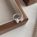 S925 Sterling Silber Schleifenring mit Textur auf einem rustikalen Holztablett - Einstellbar Offen / Silber
