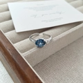 Anillo ajustable de plata S925 con gema azul y textura de lava irregular - Abierto Ajustable / Estilo de Piedra Preciosa Ovalada Azul Profundo (D786)