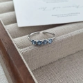 Anillo ajustable de plata S925 con textura irregular y cuatro circonitas azules - Abierto Ajustable / Estilo Fila de Varias Piedras Azules (D783)