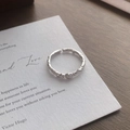 Anello in argento S925 con trama irregolare, pietre di zircone e design aperto - Aperto Regolabile / Stile Pavé Texturizzato (D782)