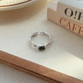 Anello in argento S925 con trama irregolare e zircone nero rettangolare al centro - Aperto Regolabile / Stile Pietra Preziosa Rettangolare Nera (D779)