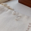 S999 Sterling Silber hohle Blumenohrringe auf minimalistischem Leinenbeutel für Schmuck - 990 Silber / Silber