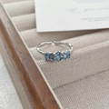 Anello regolabile in argento S925 con trama irregolare e tre zirconi blu chiaro - Aperto Regolabile / Stile Tripla Pietra Preziosa Blu Chiaro (D778)