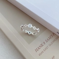 Anillo elegante de plata S925 con circonitas ovales en una tarjeta blanca minimalista - Abierto Ajustable / Blanco