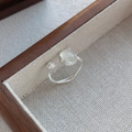 Anillo de gato en plata S925 con calcedonia blanca en brote y diseño de huella de pata - Abierto Ajustable / Plateado