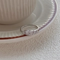 Eleganter S925 Sterlingsilber Schlangenring mit funkelnden Zirkoniasteinen auf Weiß - Einstellbar Offen / Weißgold