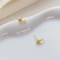 Eleganti orecchini a lobo a forma di delfino in argento S999 dorato su vassoio in ceramica - Argento 990 / Oro