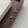 Orecchini a lobo a forma di delfino in argento sterling S999 su legno e fondo bianco - Argento 990 / Oro Bianco