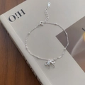 Bracelet nœud minimaliste en argent massif S925 posé sur un décor de magazine artistique - Argent 925 / Argenté
