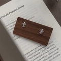 S999 sterling silver fleur-de-lis stud earrings on a vintage wooden display card - Fleur-de-lis Style / White Gold