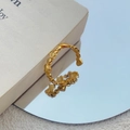 Eleganter verstellbarer S925 Silber Gold Herzring auf einer reflektierenden Spiegelfläche - Einstellbar Offen / Gold