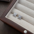 Pendientes de trébol en plata de ley S999 con circonitas sobre un joyero de terciopelo - Plata 990 / Circonia Blanca (Bañado en Oro Blanco)