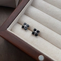 Pendientes de trébol en plata S999 con circón negro en una caja de madera noble - Plata 990 / Circonia Negra (Bañado en Oro Blanco)