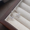 Elegante S999 zilveren strik oorbellen met hartjespatroon op een luxe sieradendoosje - 990 zilver / Zilver