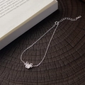 Minimalistisches S999 Sterlingsilber Schmetterling Armband mit Karabinerverschluss auf Holz - 990 Silber / Silber