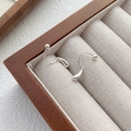 S999 Sterling zilveren druppeloorbellen gepolijst op een houten sieradendoosje - Zilver / S999 Fijn Zilver