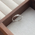 Minimalistischer S999 Silber Fisch Ring offen mit funkelndem Zirkonia-Auge Detail - Einstellbar Offen / Silber